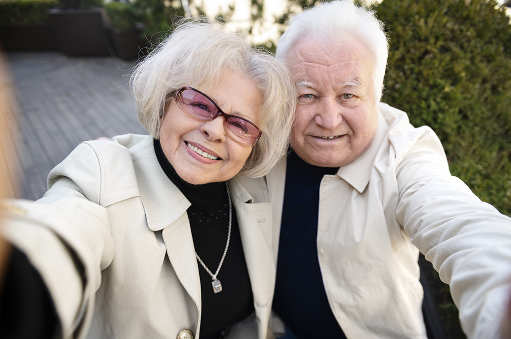 Couple de seniors heureux et sereins